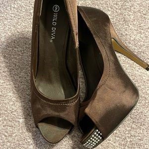 Women’s brown satin pumps